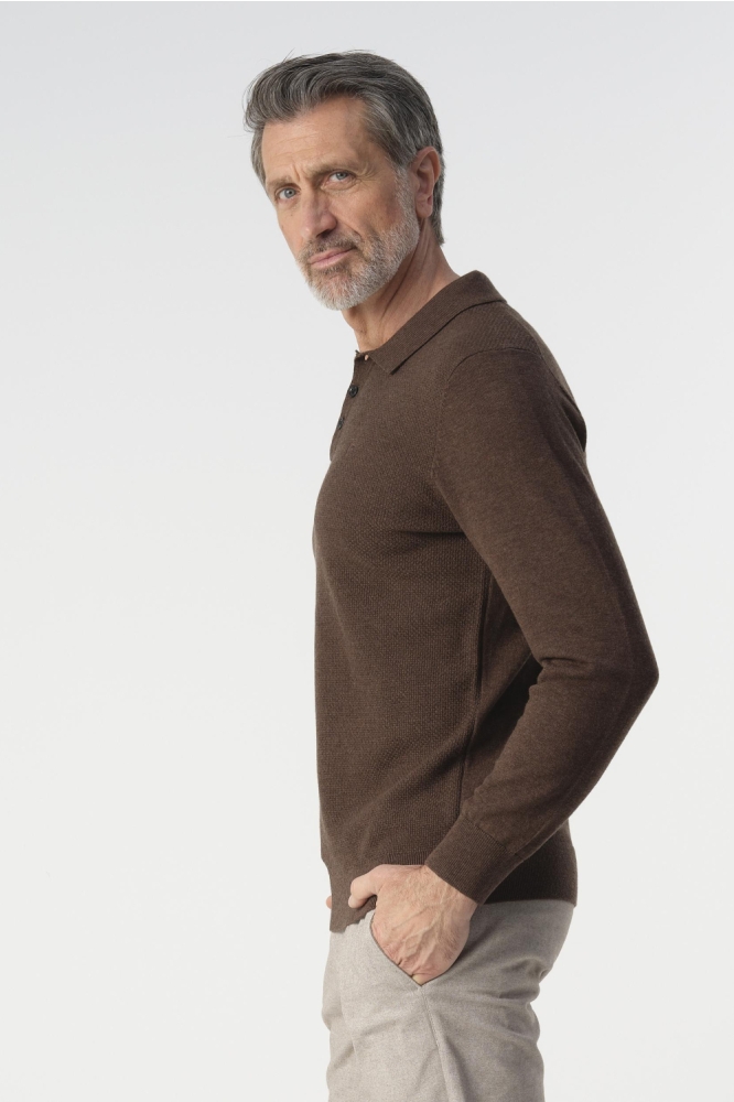 Campbell bruine heren polo | Model zijaanzicht