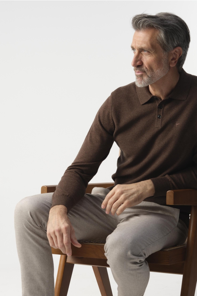 Campbell bruine heren polo | Model zijaanzicht