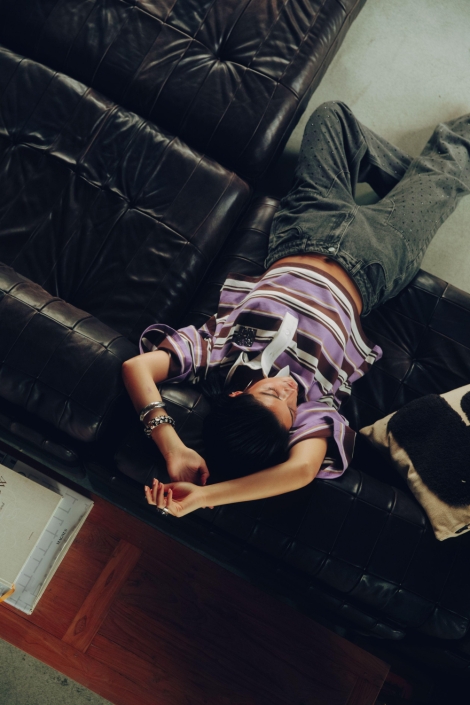 Refined Department multi color dames t-shirt | Sfeerbeeld, In situatie