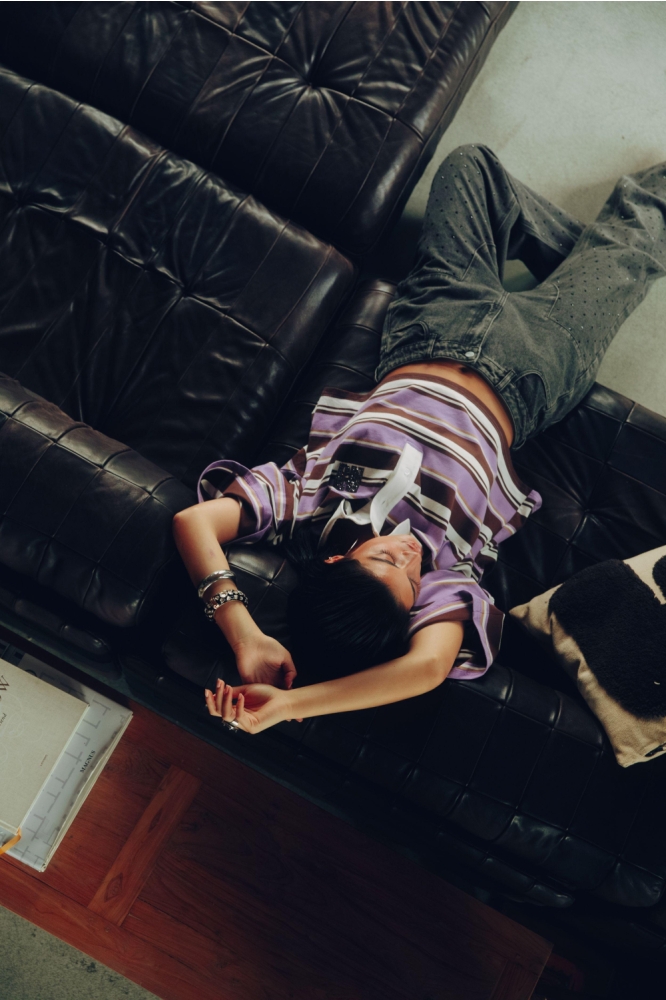 Refined Department multi color dames t-shirt | Sfeerbeeld, In situatie