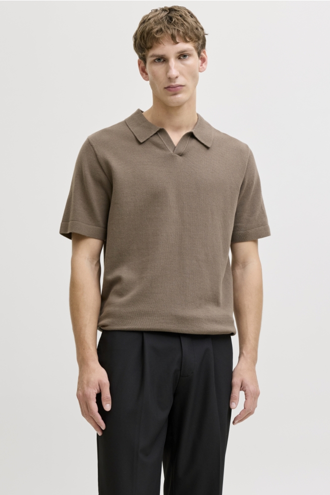 Jack & Jones bruine heren polo | Model vooraanzicht
