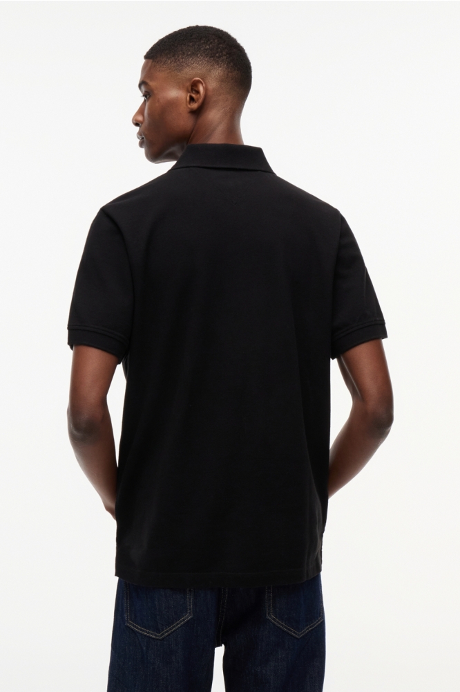 Tommy Jeans zwarte heren polo | Model achteraanzicht