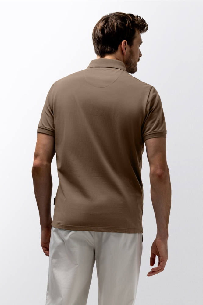State of Art bruine heren polo | Model vooraanzicht