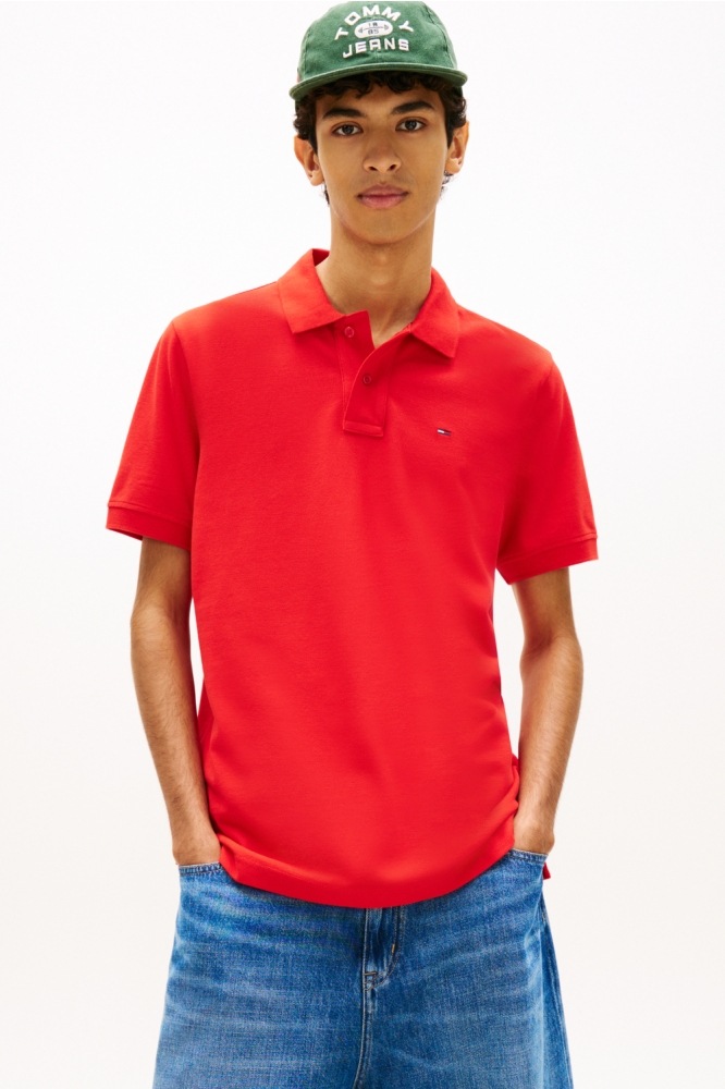 Tommy Jeans rode heren polo | Model vooraanzicht