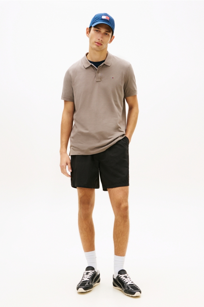 Tommy Jeans taupe heren polo | Model