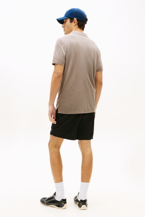 Tommy Jeans taupe heren polo | Model