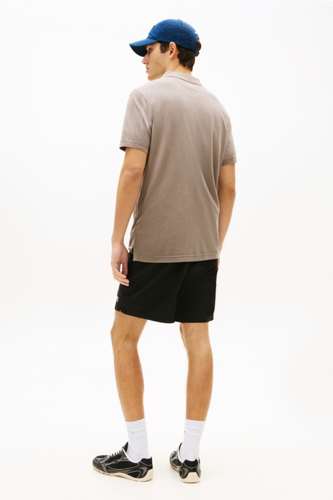 Tommy Jeans taupe heren polo | Model