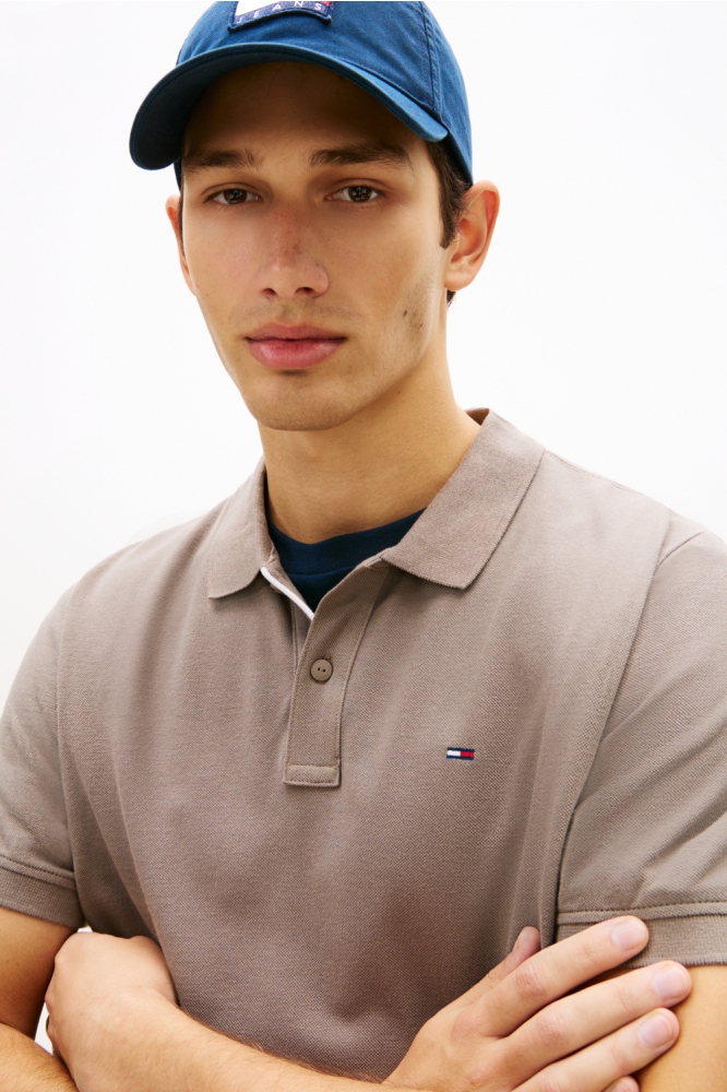 Tommy Jeans taupe heren polo | Close up