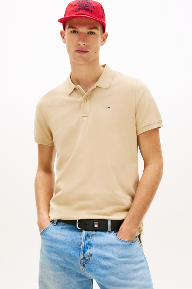 Tommy Jeans taupe heren polo | Model vooraanzicht