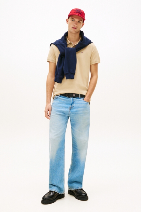Tommy Jeans taupe heren polo | Model