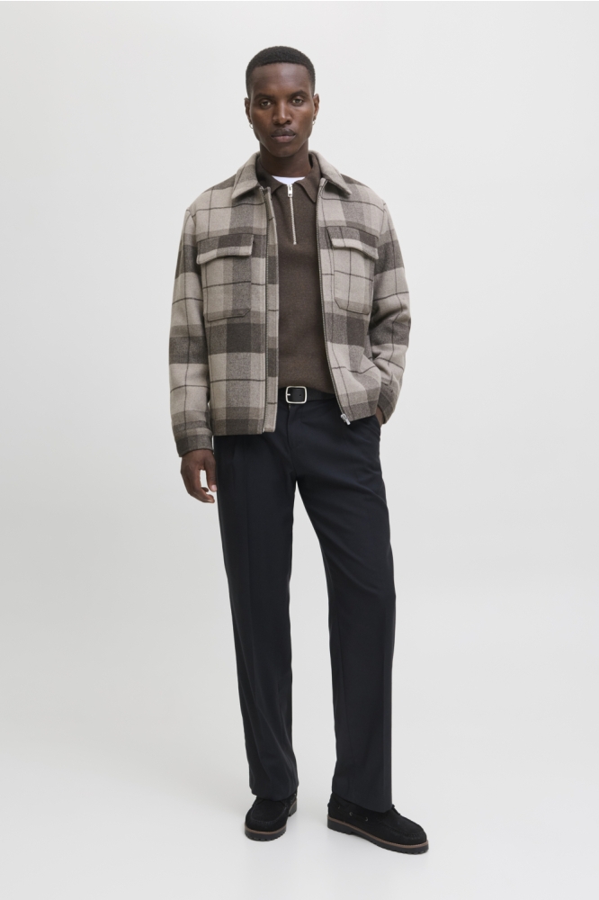 Jack & Jones bruine heren trui | Model