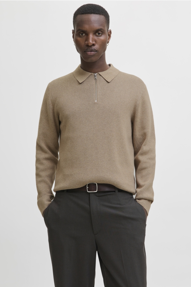 Jack & Jones camel heren trui | Model vooraanzicht