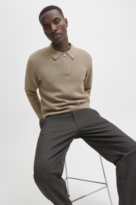Jack & Jones camel heren trui | Model vooraanzicht