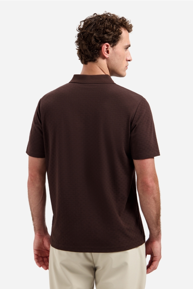NO-EXCESS bruine heren polo | Model achteraanzicht
