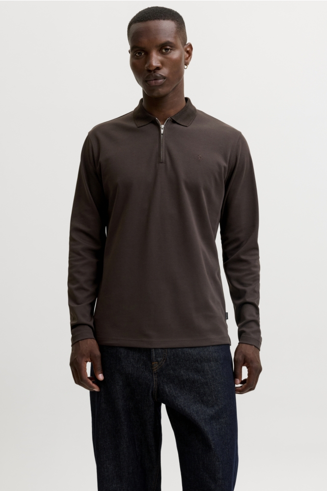 Jack & Jones bruine heren polo | Model vooraanzicht