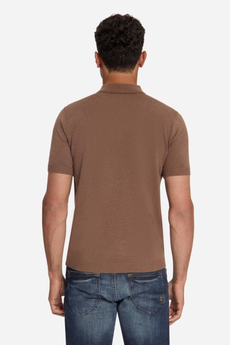 NO-EXCESS bruine heren polo | Model achteraanzicht