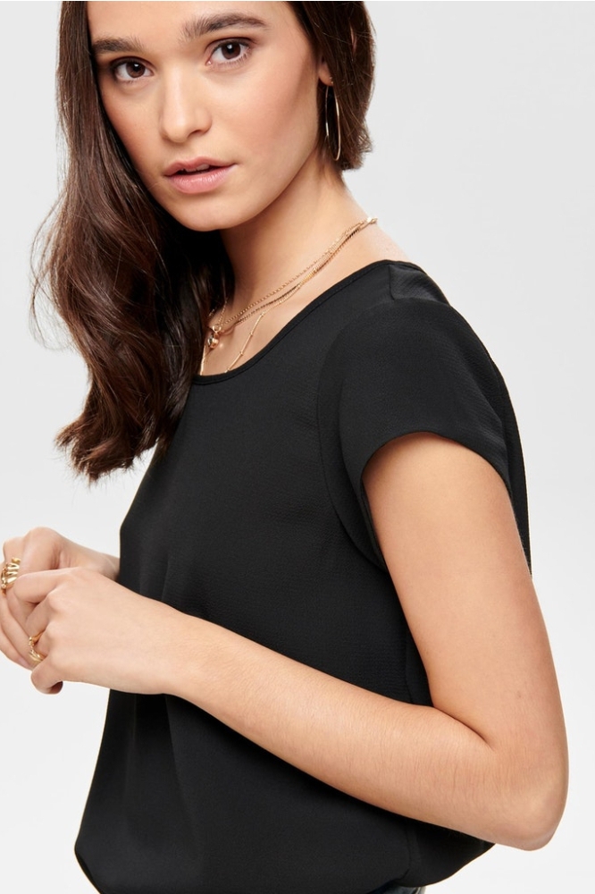 Only zwarte dames t-shirt | Model zijaanzicht