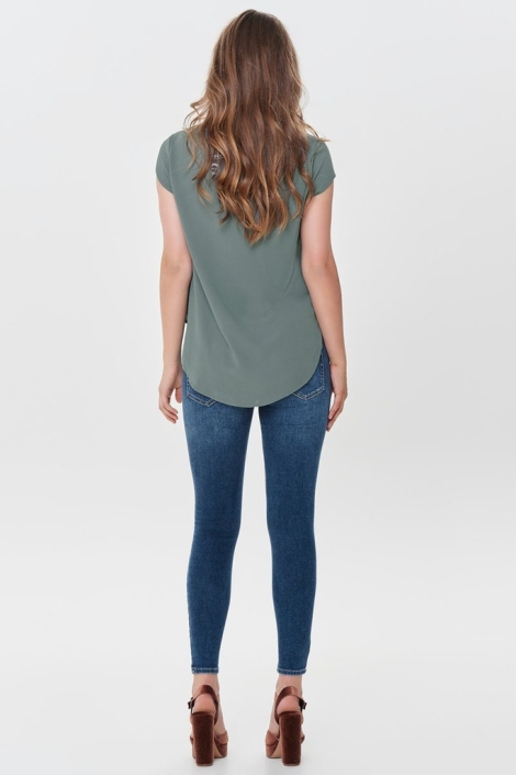 Only groene dames t-shirt | Model achteraanzicht