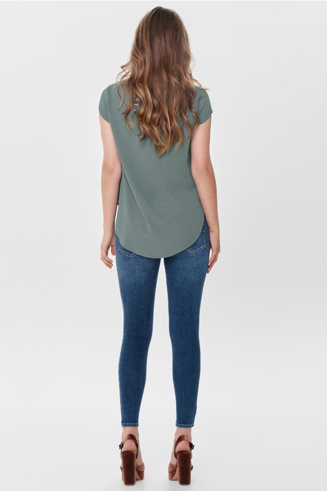 Only groene dames t-shirt | Model achteraanzicht