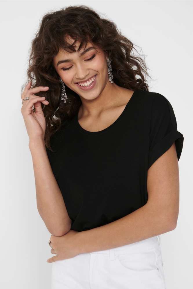 Only zwarte dames t-shirt | Model vooraanzicht