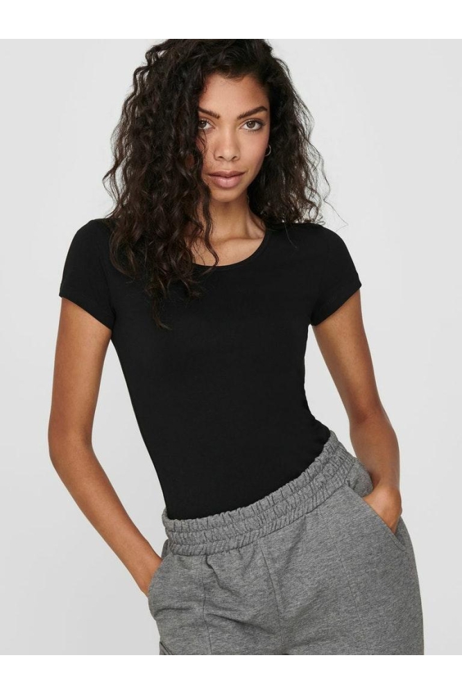 Only zwarte dames t-shirt | Model vooraanzicht