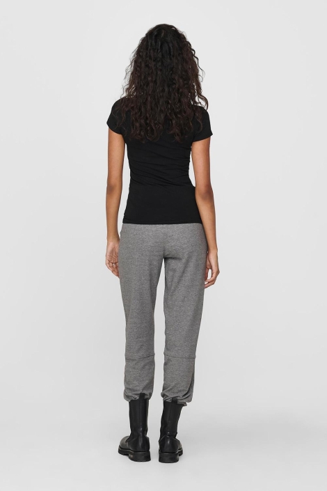 Only zwarte dames t-shirt | Model achteraanzicht