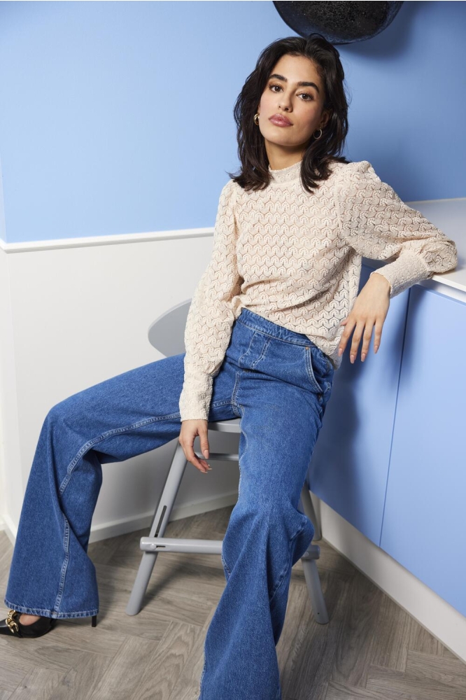 Jacqueline de Yong ecru dames t-shirt | Sfeerbeeld, In situatie