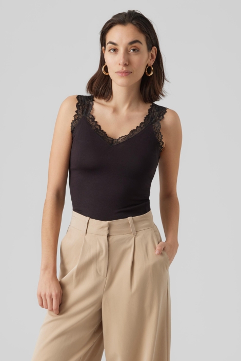 Vero Moda zwarte dames top | Model vooraanzicht