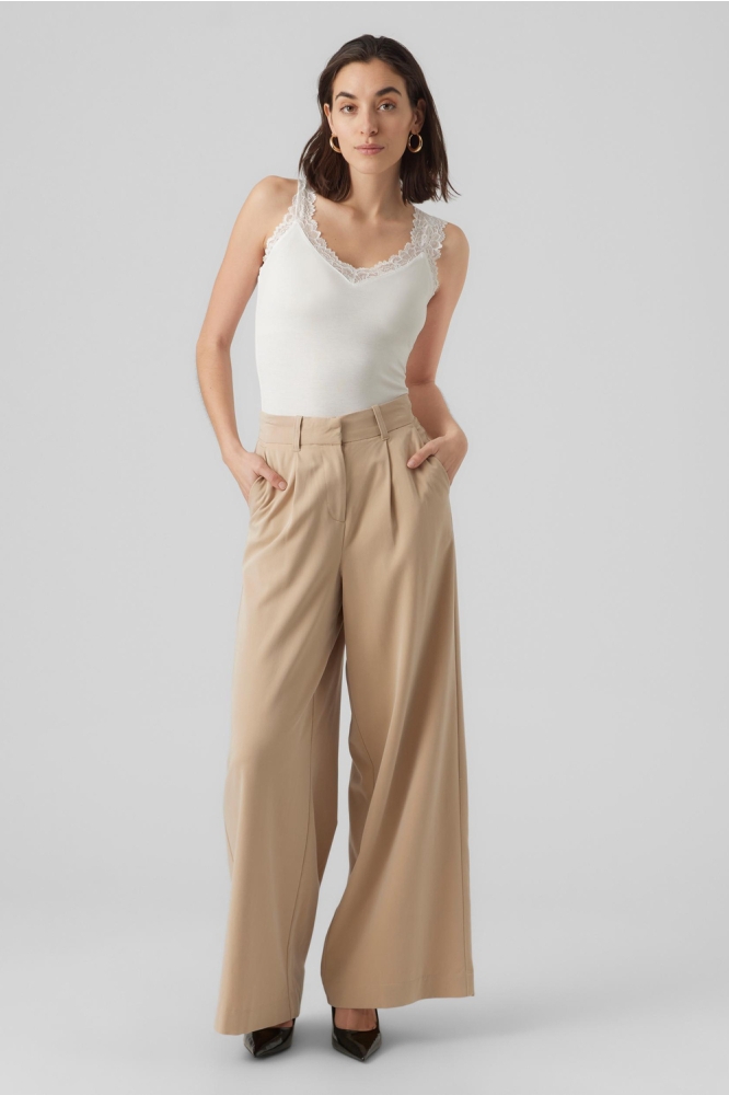 Vero Moda ecru dames top | Model