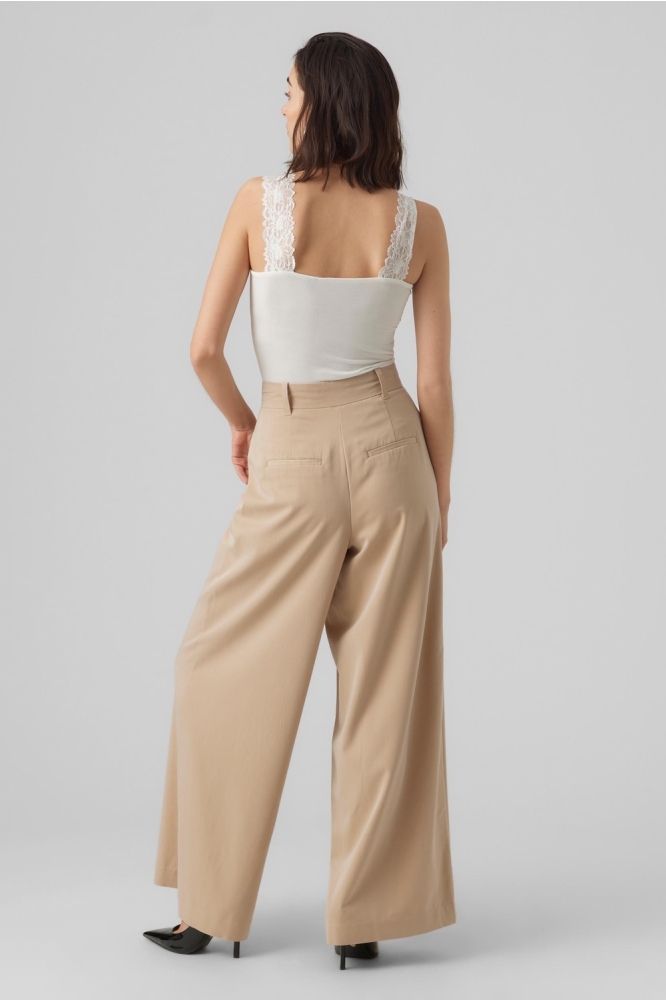 Vero Moda ecru dames top | Model achteraanzicht