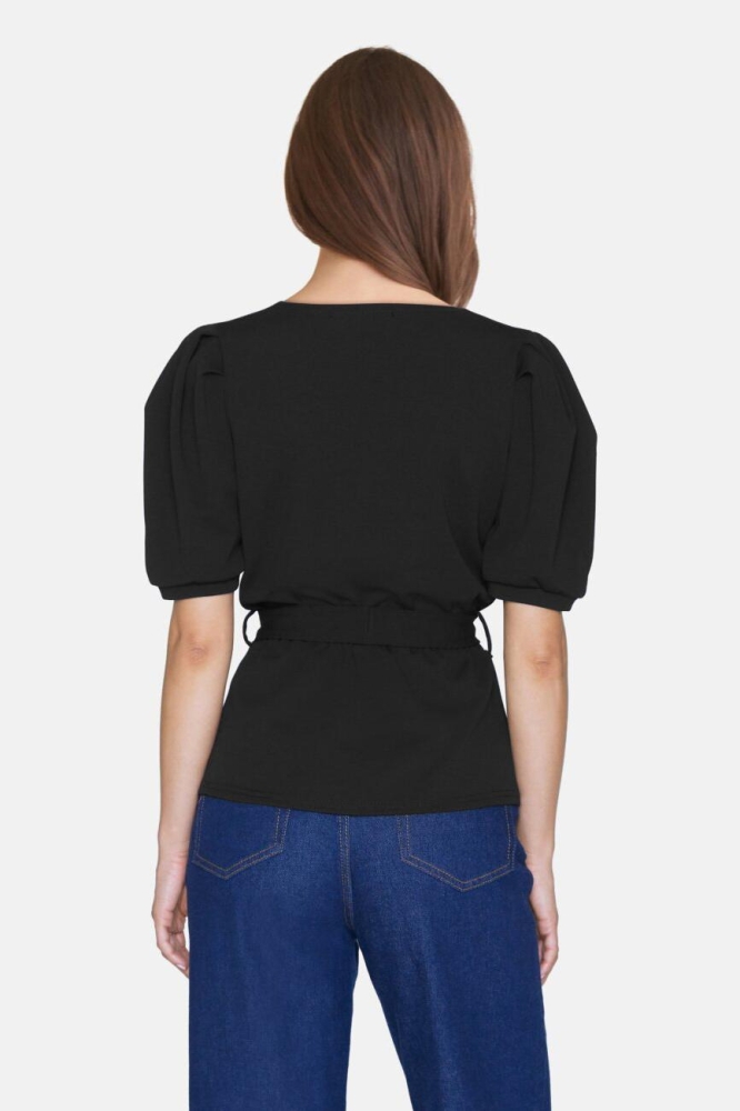 SisterS point zwarte dames blouse | Model achteraanzicht
