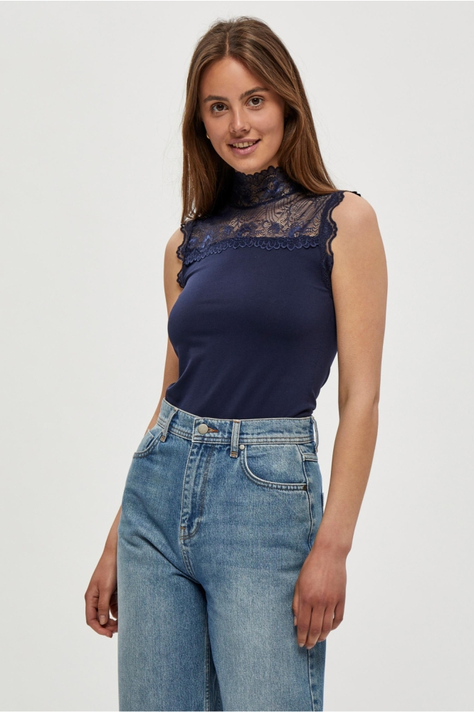 Minus blauwe dames top | Model vooraanzicht