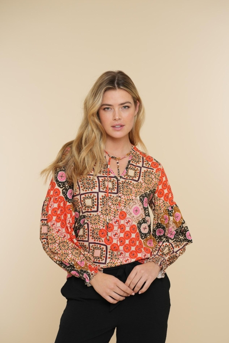 Geisha multi color dames blouse | Model vooraanzicht