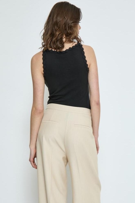 Peppercorn zwarte dames top | Model achteraanzicht