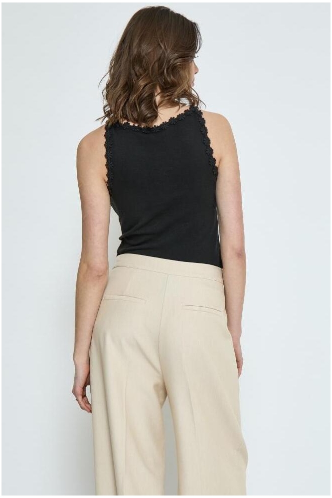 Peppercorn zwarte dames top | Model achteraanzicht