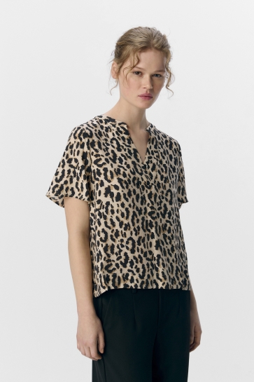 Object OBJKARINA S/S RE V-NECK TOP NOOS 23045928 SANDSHELL/LEOPARD