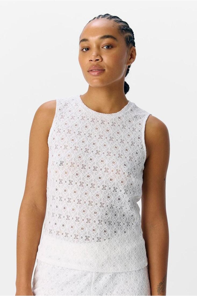 Object witte dames top | Model vooraanzicht