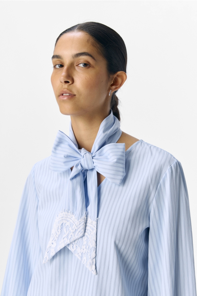 Object blauwe dames blouse | Close up