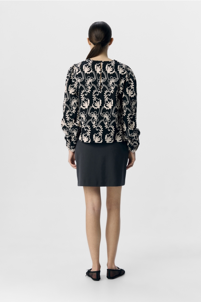 Object zwarte dames t-shirt | Model