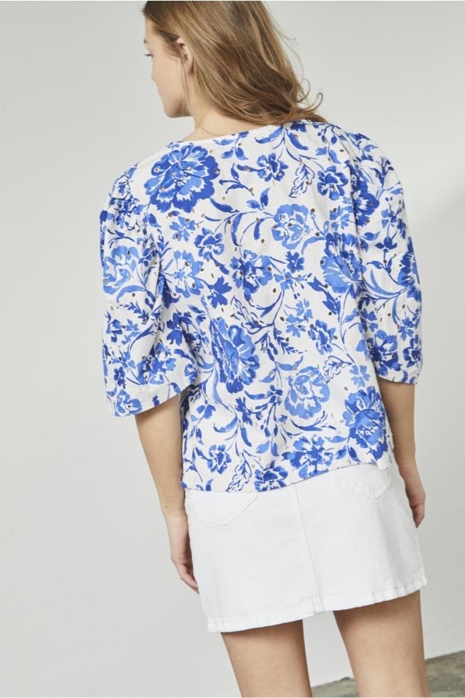 SisterS point blauwe dames blouse | Model achteraanzicht