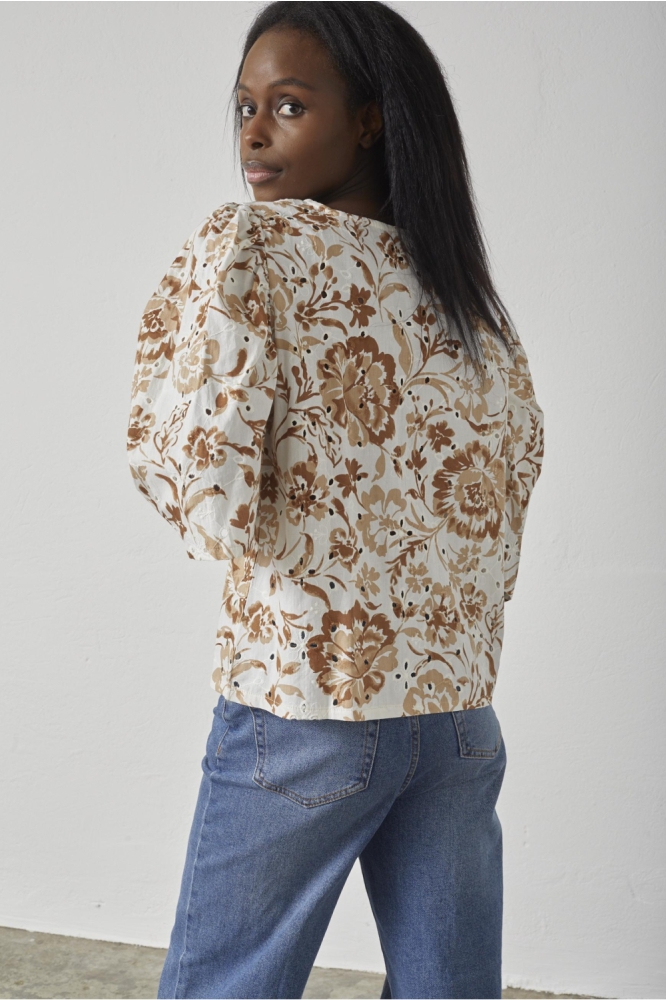 SisterS point beige dames blouse | Model achteraanzicht