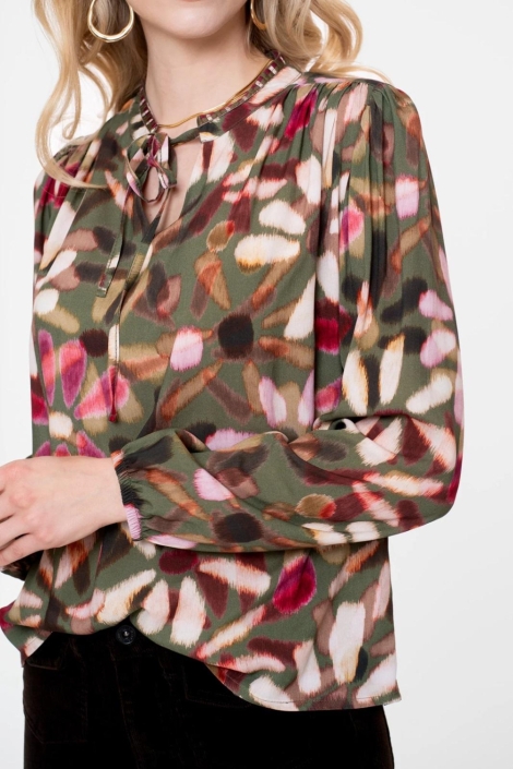 Geisha groene dames blouse | Close up