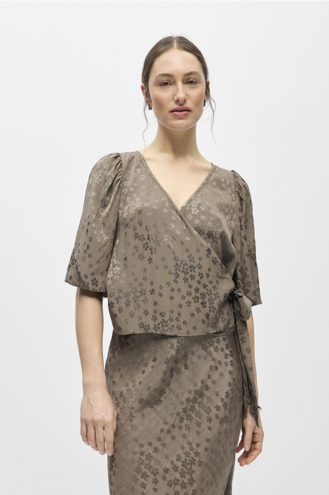 Object bruine dames blouse | Model vooraanzicht