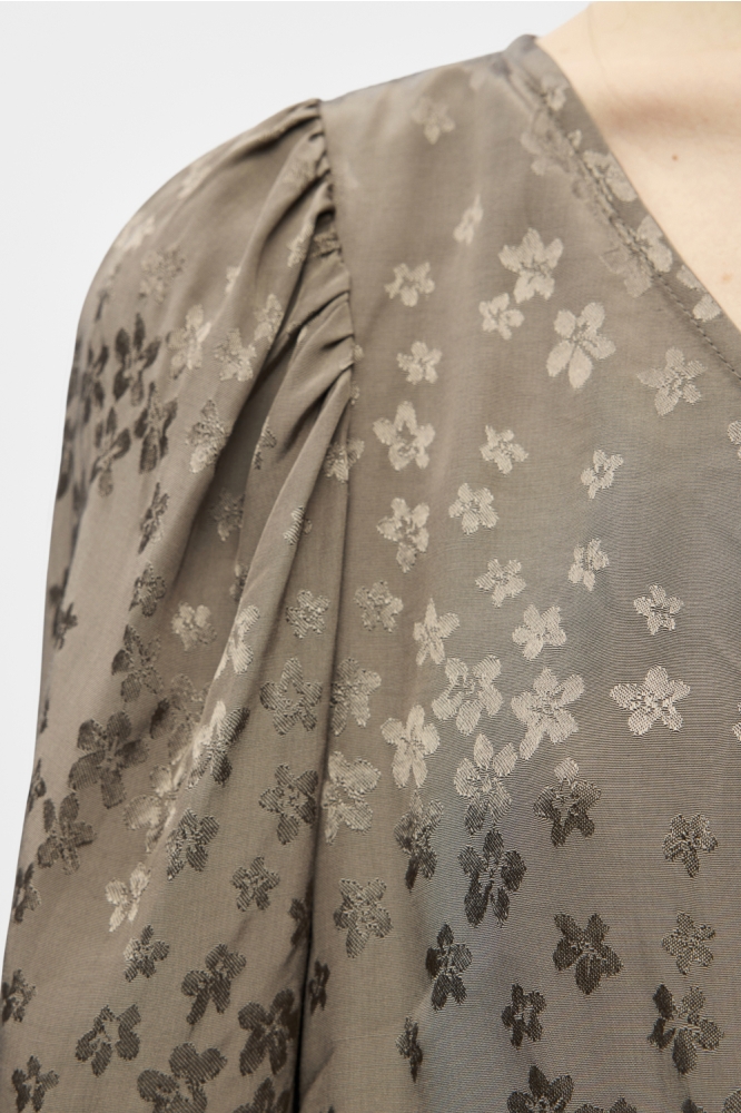 Object bruine dames blouse | Close up