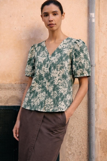 Object Blouse OBJJACIRA S/S V-NECK TOP NOOS 23043492 BOTANICAL GARDE/SANDSHELL