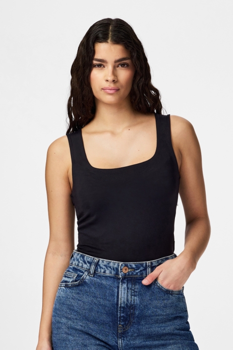 Pieces zwarte dames top | Model vooraanzicht