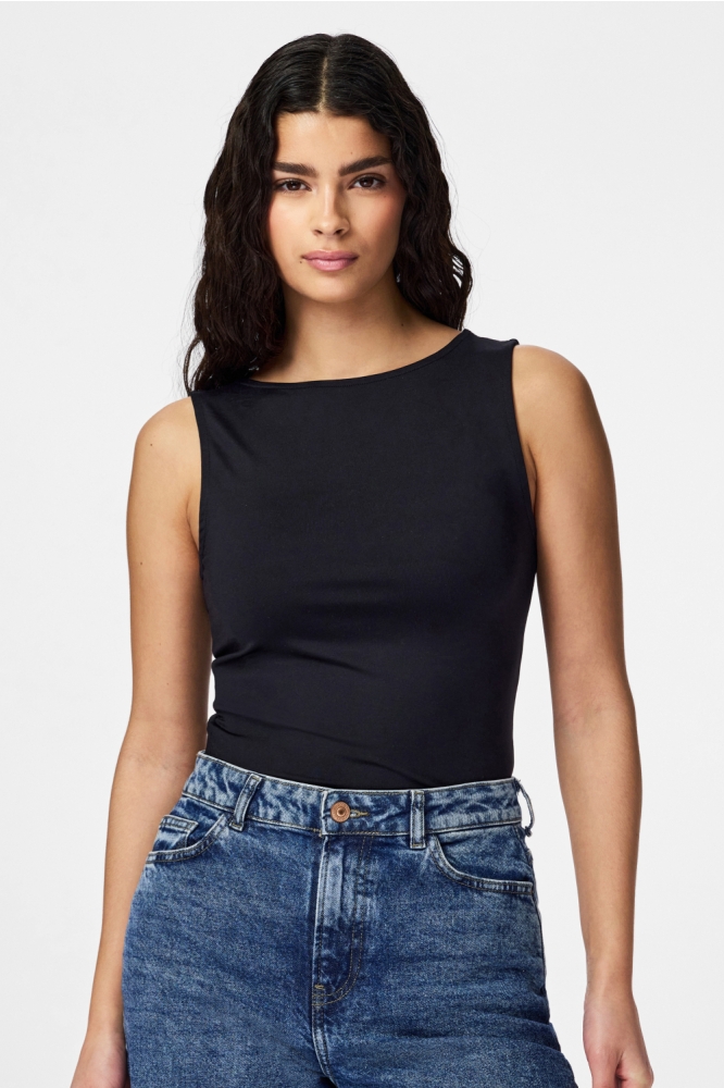 Pieces zwarte dames top | Model vooraanzicht