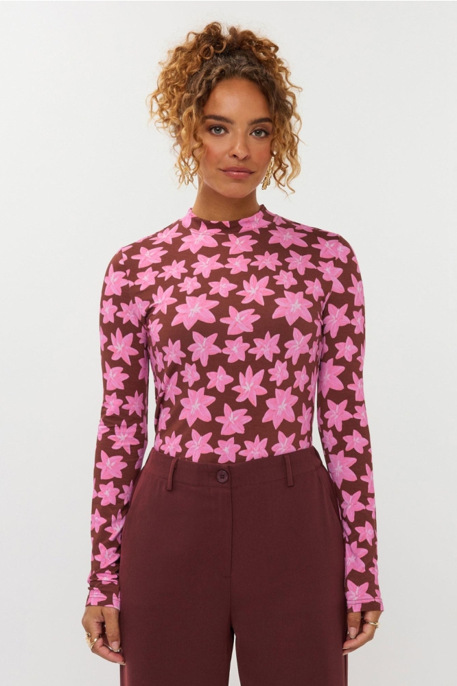 Ydence bruine dames t-shirt | Model vooraanzicht