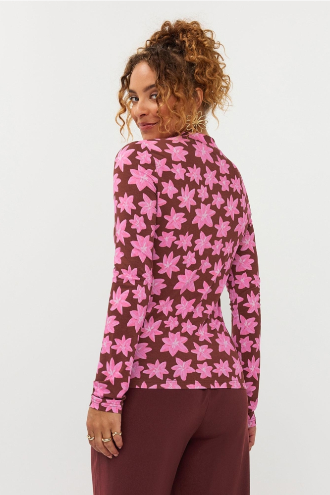 Ydence bruine dames t-shirt | Model zijaanzicht