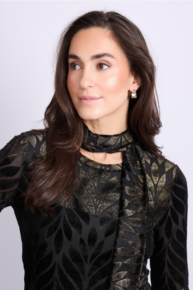 C&S The Label zwarte dames t-shirt | Model vooraanzicht